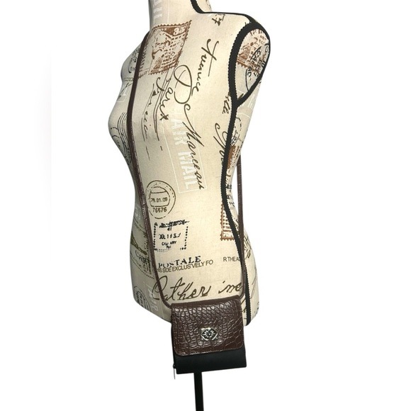 Like new Vegan leather mini crossbody wallet with detachable shoulder strap - Picture 3 of 9